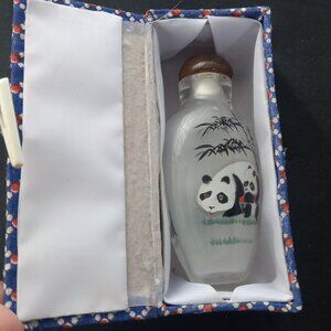 NiB Vintage Chinese Snuf Bottle Hand Painted Reverse Glass Panda